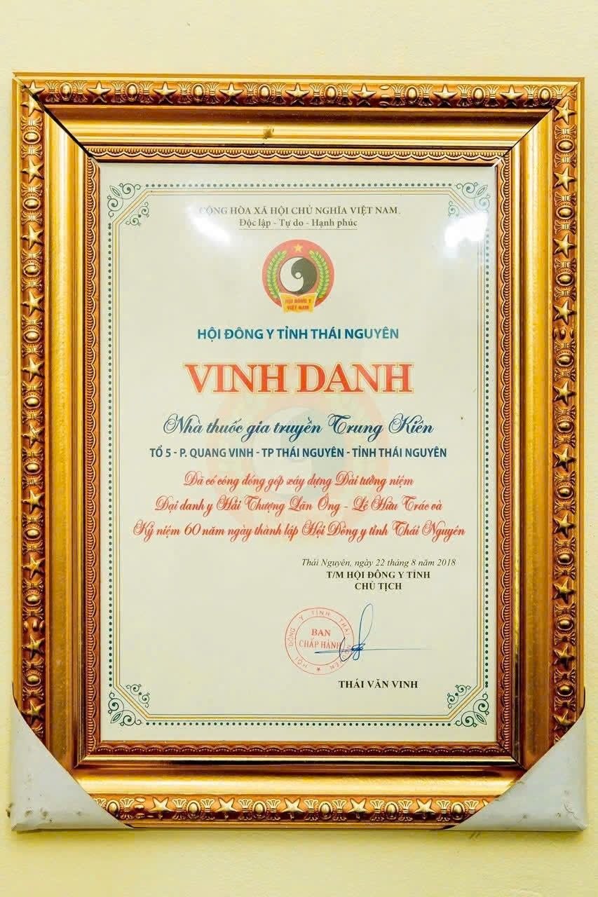 Bằng vinh danh Nhà thuốc gia truyền Trung Kiên từ Hội Đông y tỉnh Thái Nguyên