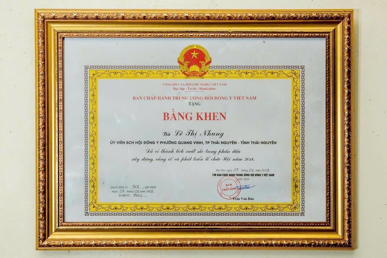 Bằng khen của Hội Đông y Việt Nam dành cho bà Lê Thị Nhung