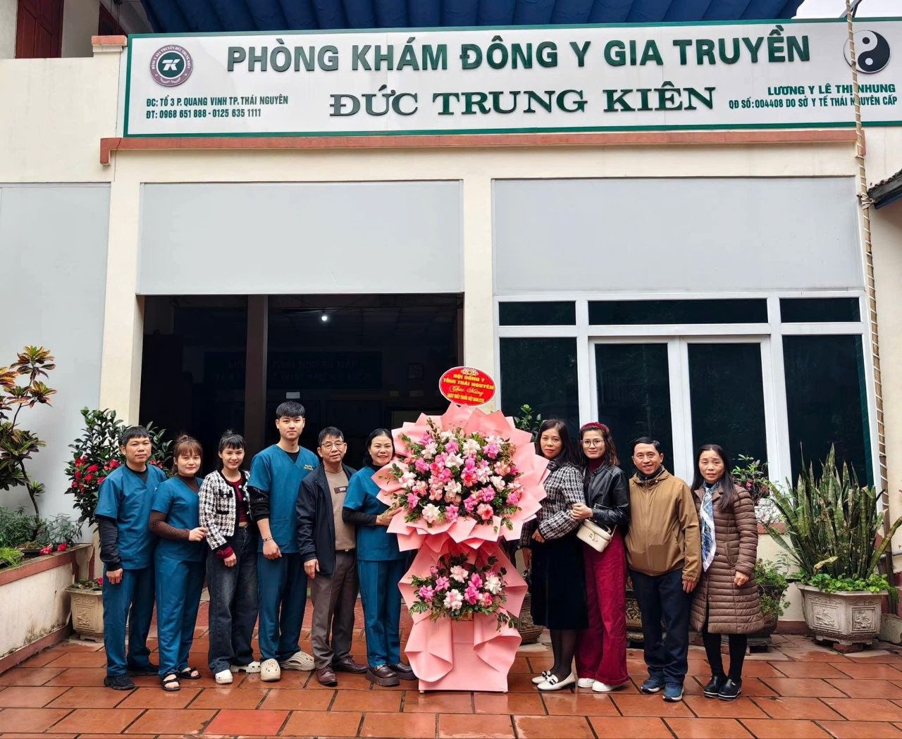 Đội ngũ và khách chụp ảnh trước cơ sở Nhà thuốc Trung Kiên tại Thái Nguyên